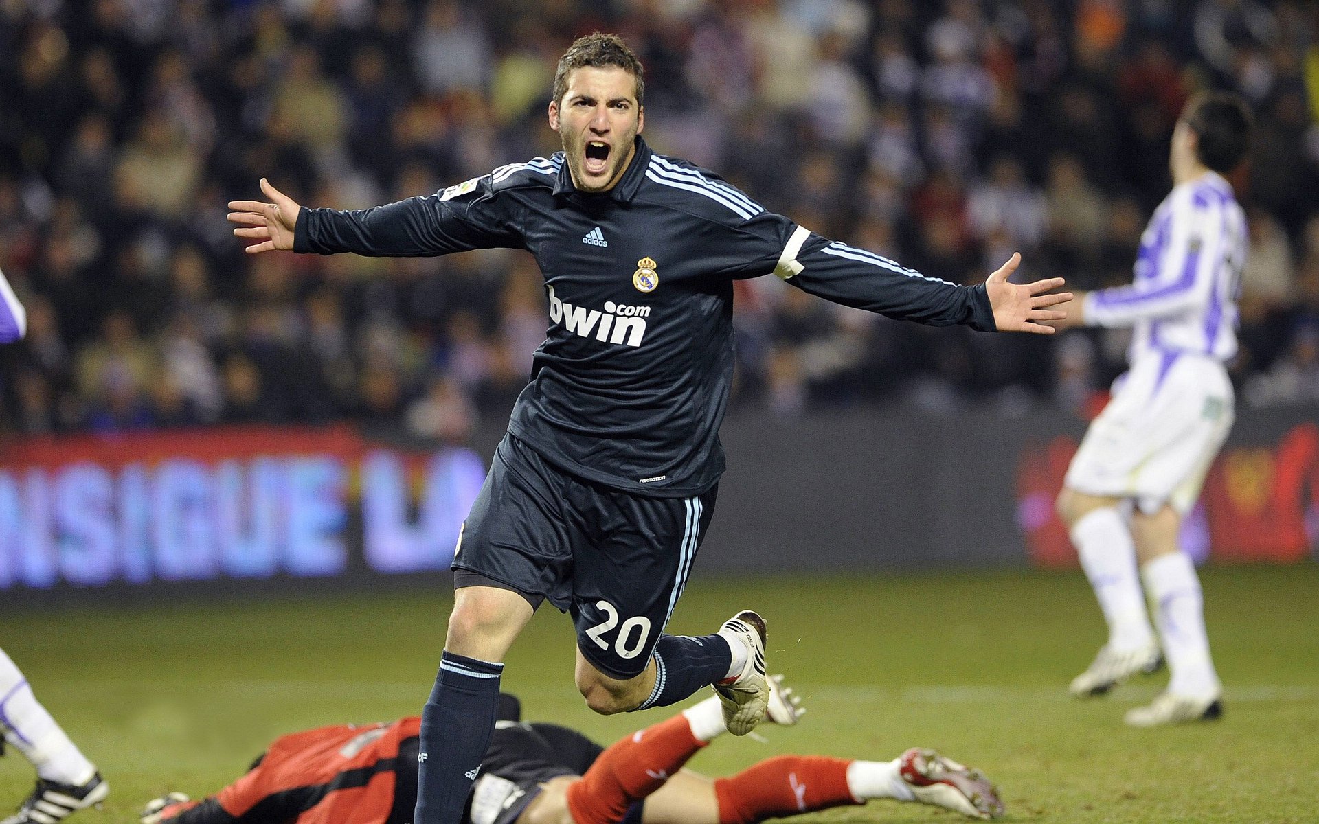 基:全黑队的“后场指挥官”,他为防线和进攻提供了稳定的保障